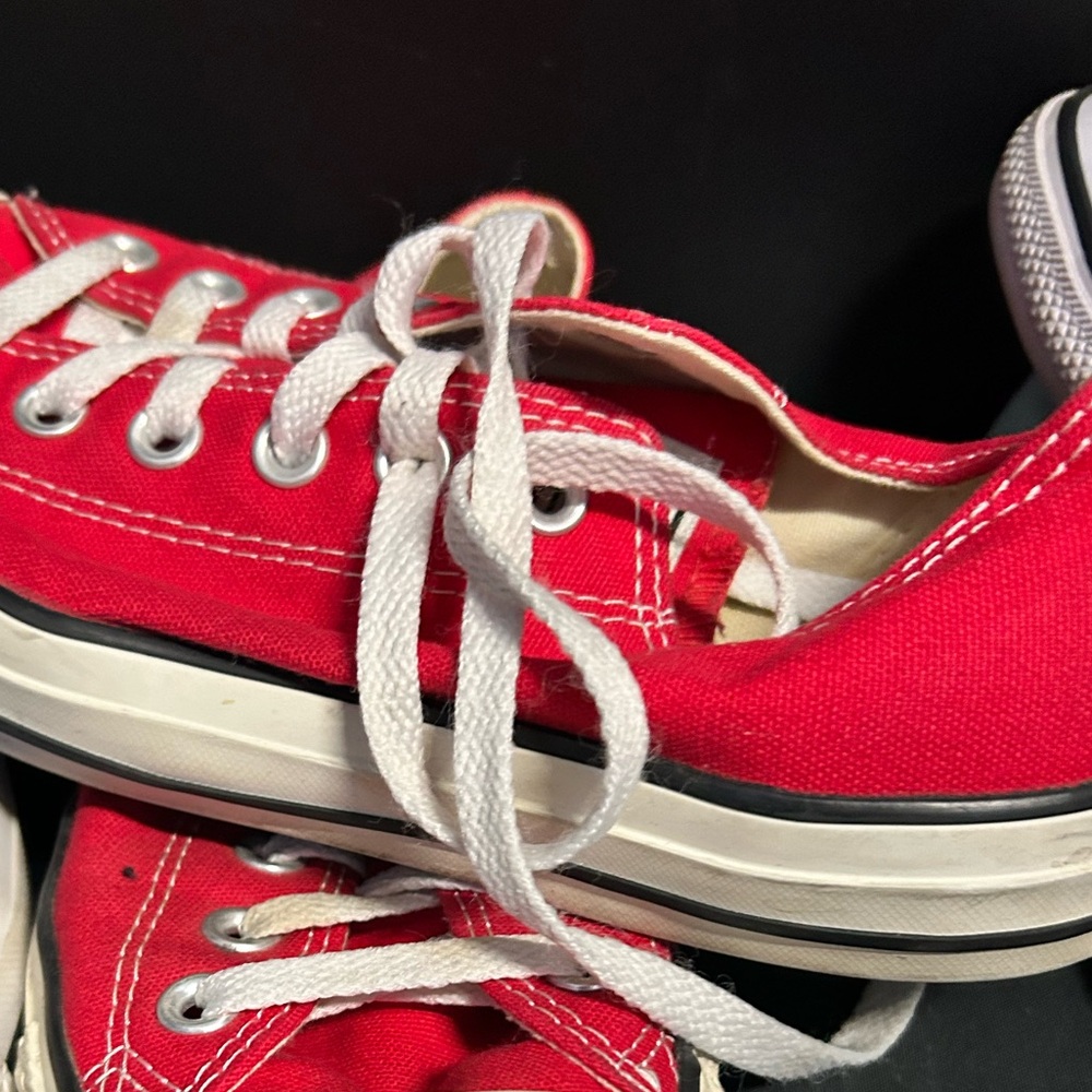 Women’s sz 8 Converse, like new, low top kicks